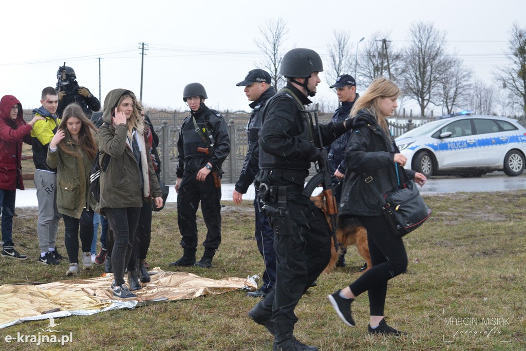 Terroryści uprowadzili autobus z uczniami