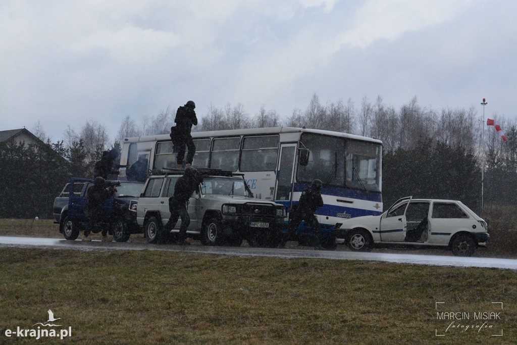Terroryści uprowadzili autobus z uczniami