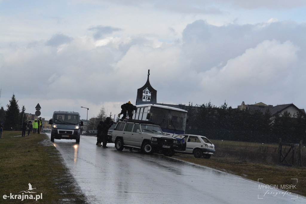 Terroryści uprowadzili autobus z uczniami
