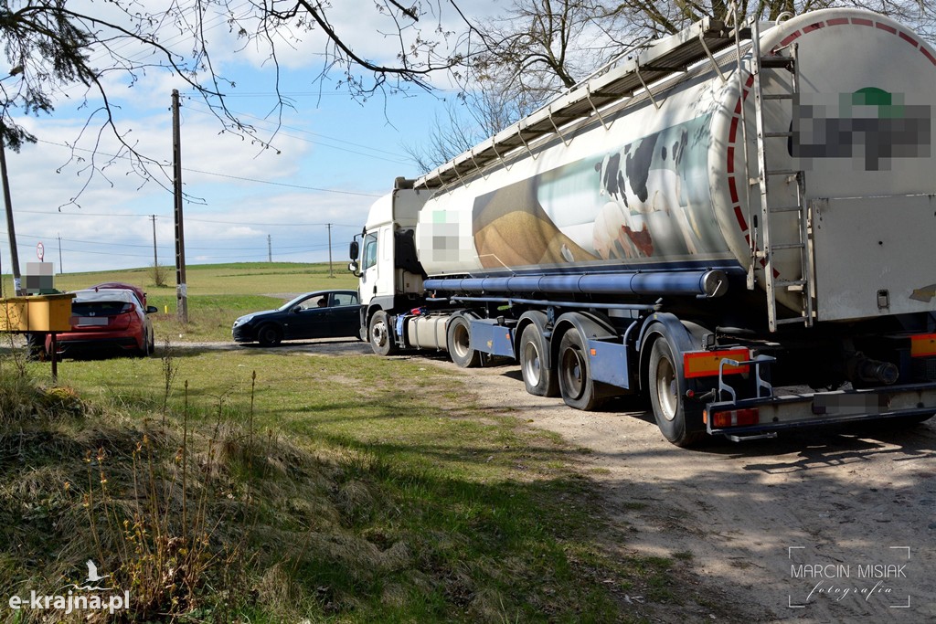 Kolizja ciężarówki z samochodem osobowym