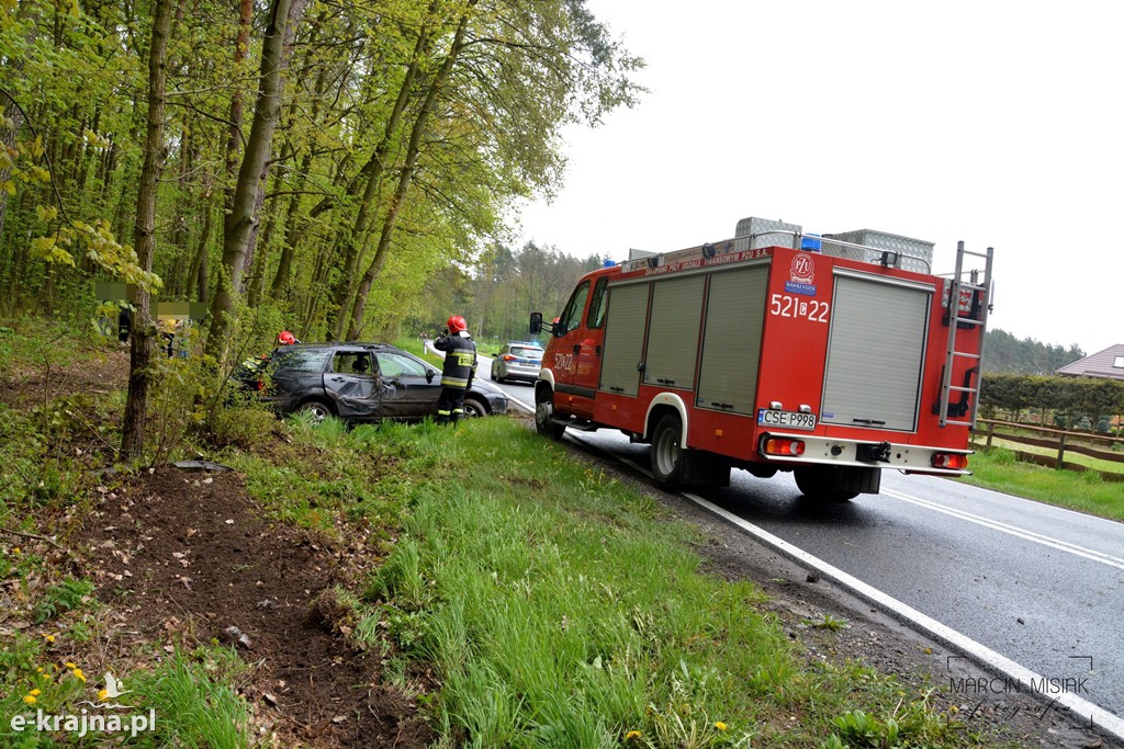DK 25: Ford uderzył w drzewo