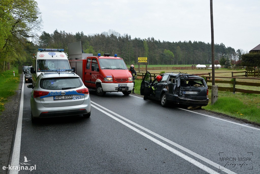 DK 25: Ford uderzył w drzewo