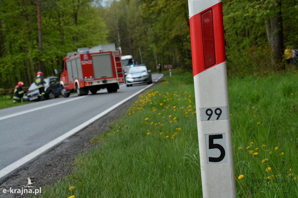 DK 25: Ford uderzył w drzewo