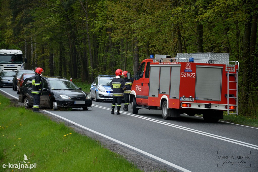 DK 25: Ford uderzył w drzewo