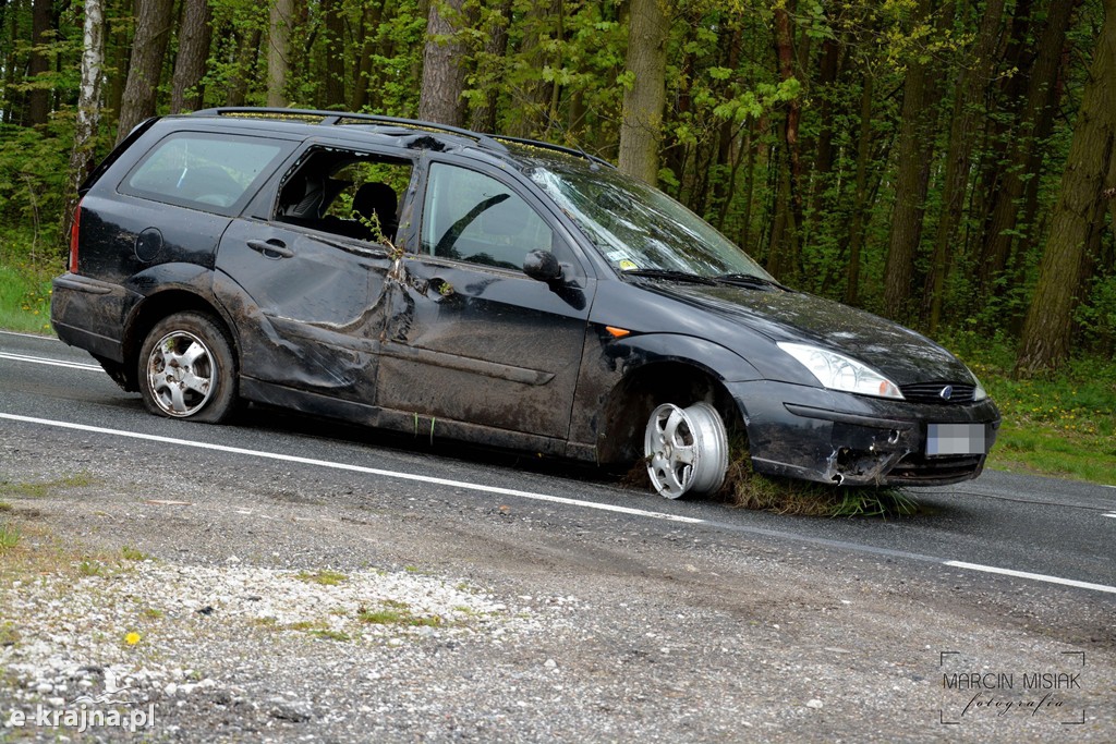 DK 25: Ford uderzył w drzewo