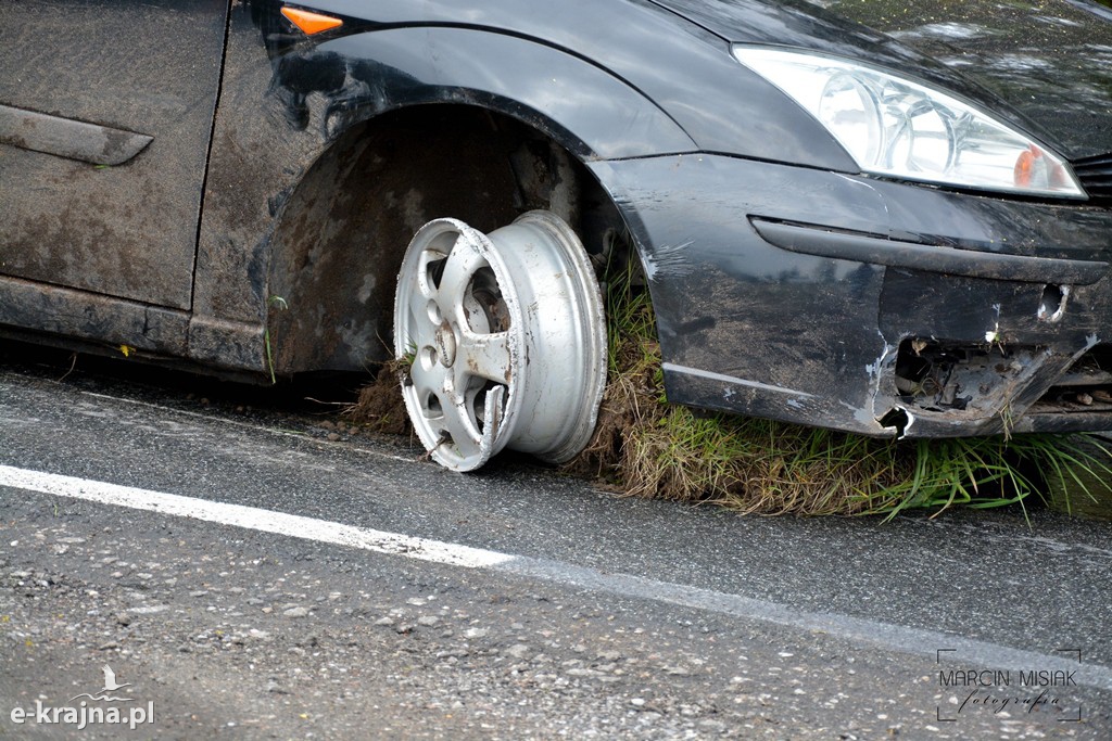 DK 25: Ford uderzył w drzewo