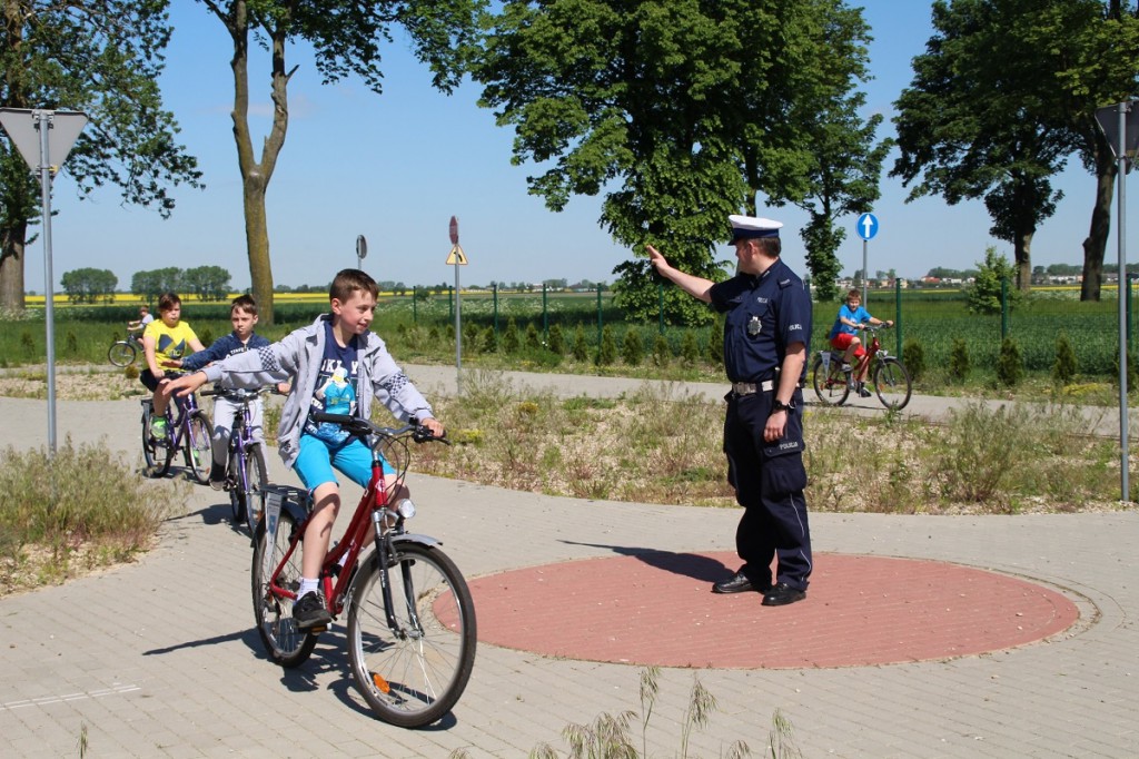 Policjanci w praktyce uczyli dzieci z Sypniewa