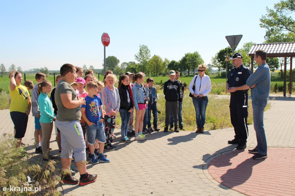 Policjanci w praktyce uczyli dzieci z Sypniewa