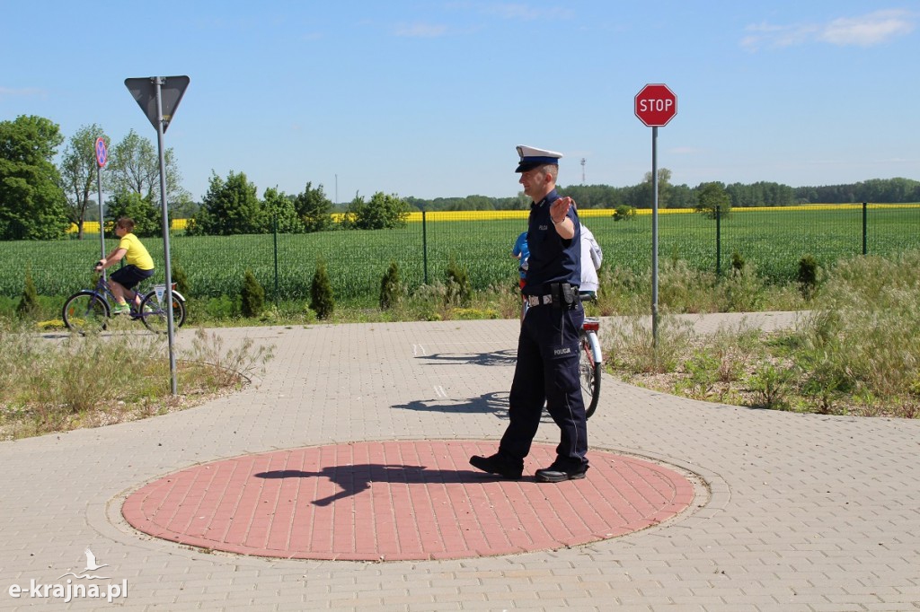 Policjanci w praktyce uczyli dzieci z Sypniewa