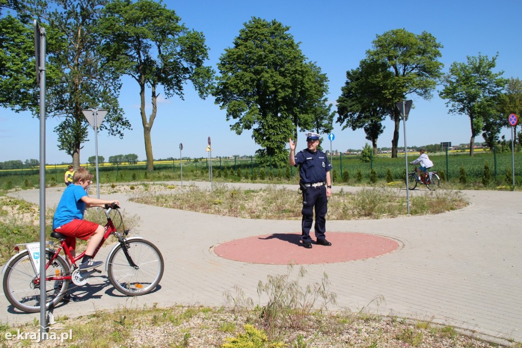 Policjanci w praktyce uczyli dzieci z Sypniewa