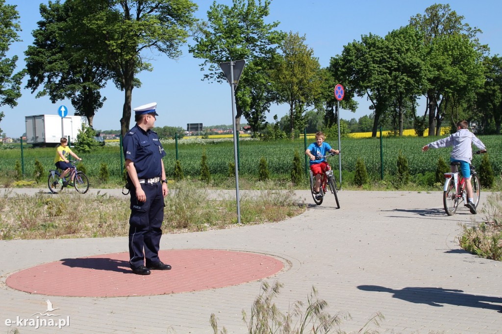Policjanci w praktyce uczyli dzieci z Sypniewa