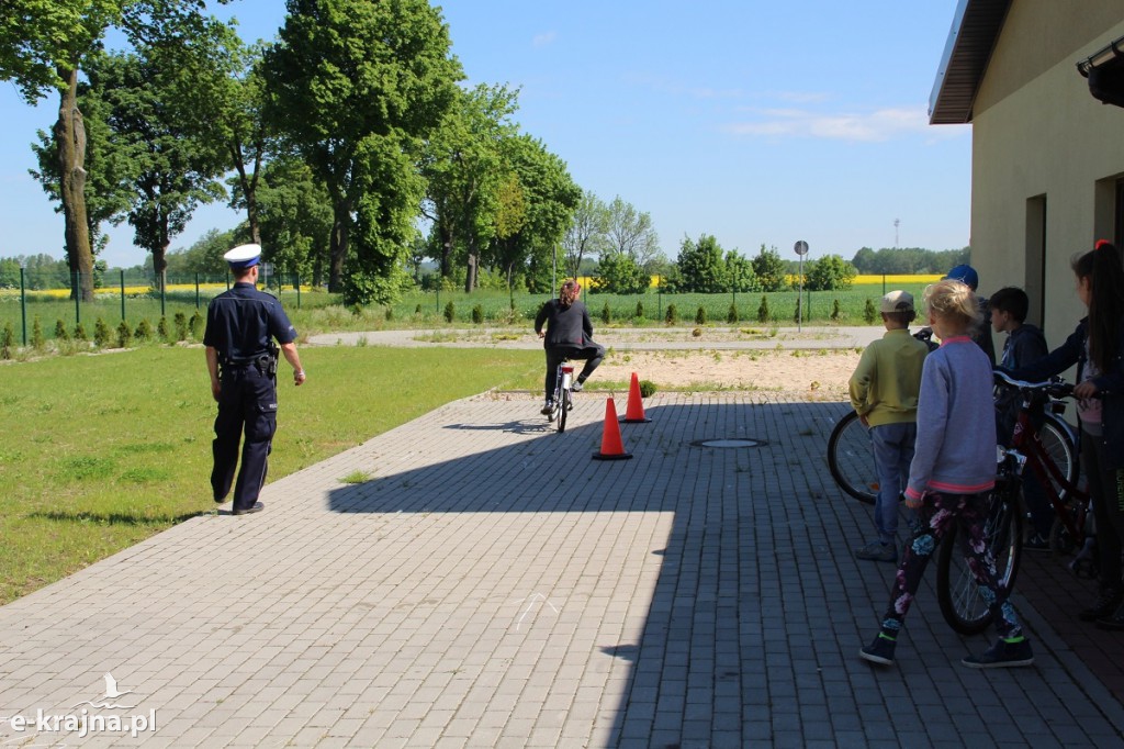 Policjanci w praktyce uczyli dzieci z Sypniewa