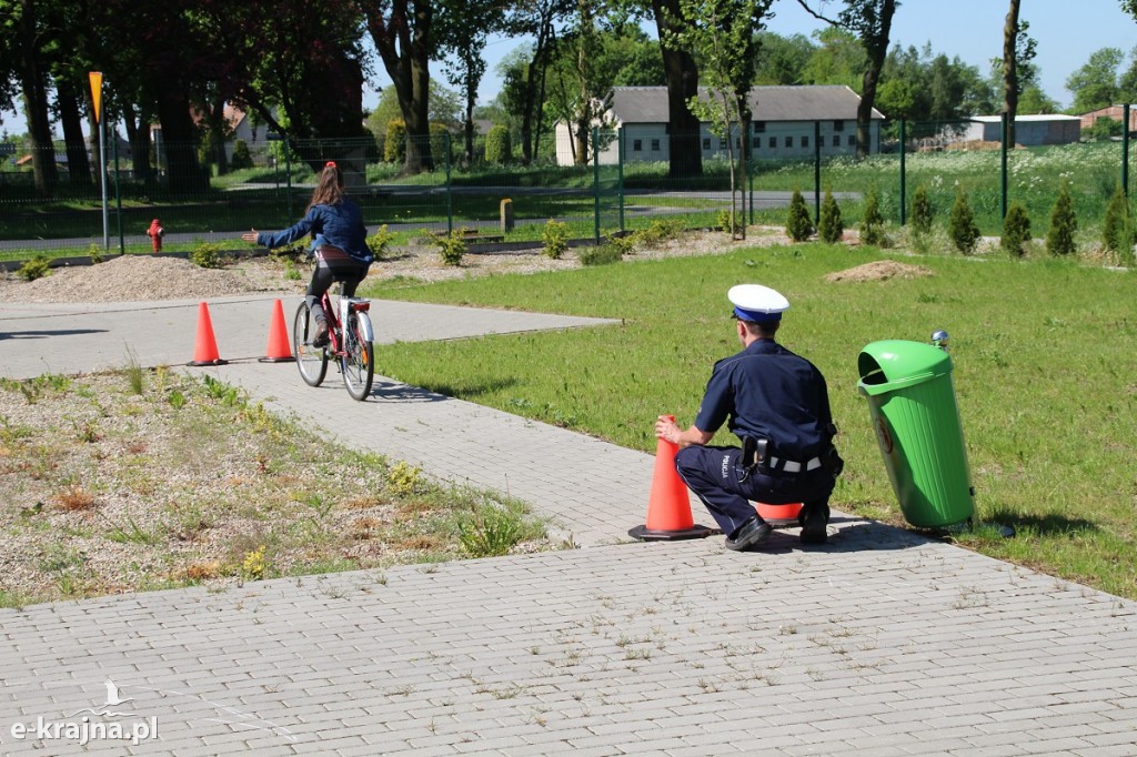 Policjanci w praktyce uczyli dzieci z Sypniewa