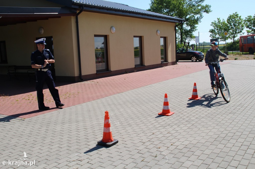Policjanci w praktyce uczyli dzieci z Sypniewa