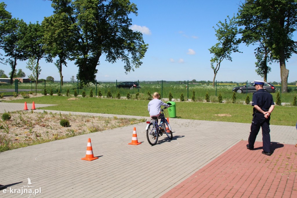 Policjanci w praktyce uczyli dzieci z Sypniewa