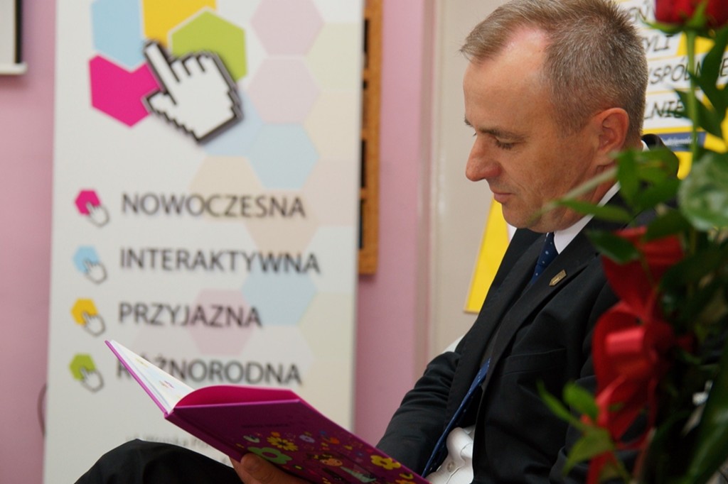 Czytają dzieciom baśń o Sępólnie