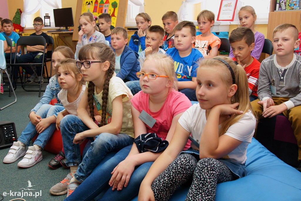 Czytają dzieciom baśń o Sępólnie