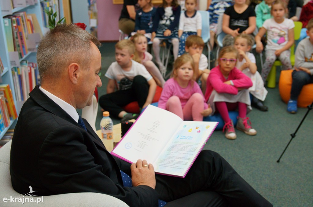 Czytają dzieciom baśń o Sępólnie