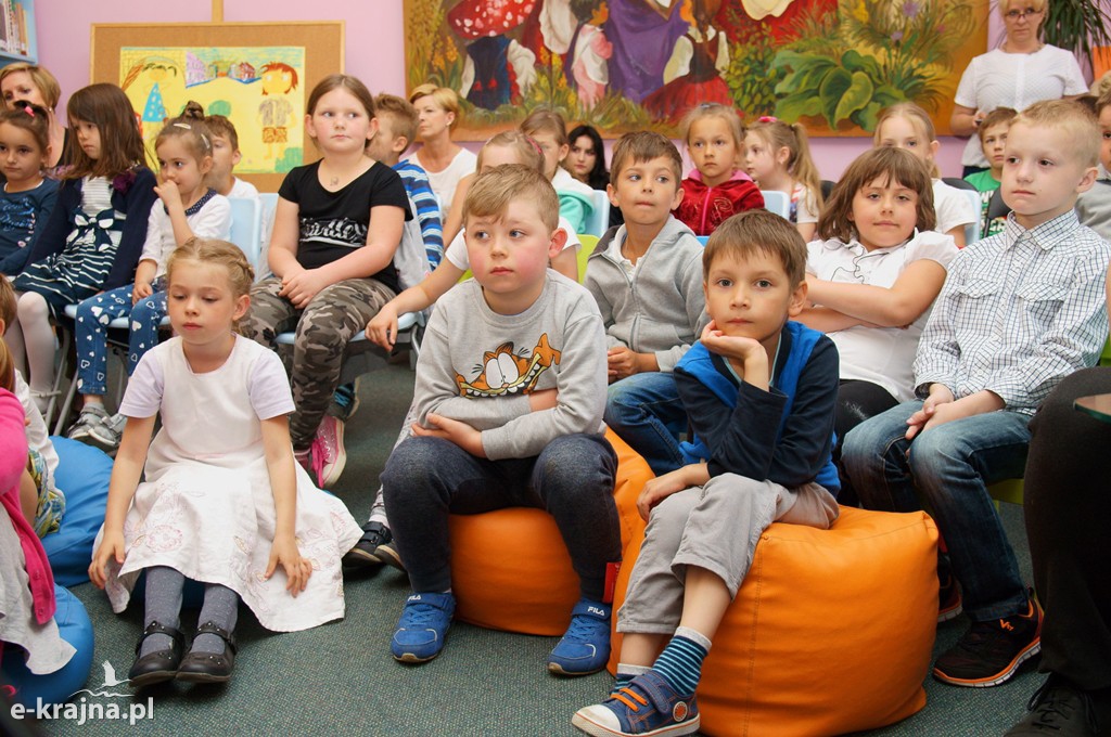 Czytają dzieciom baśń o Sępólnie