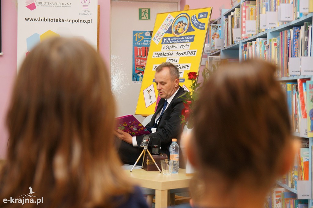 Czytają dzieciom baśń o Sępólnie