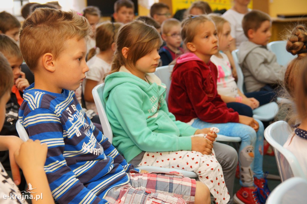 Czytają dzieciom baśń o Sępólnie