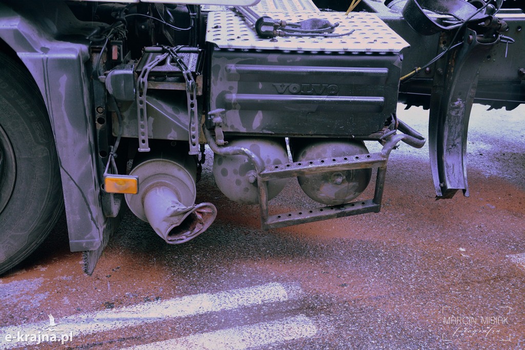 Zderzenie osobówki z TIR-em w Olszewce