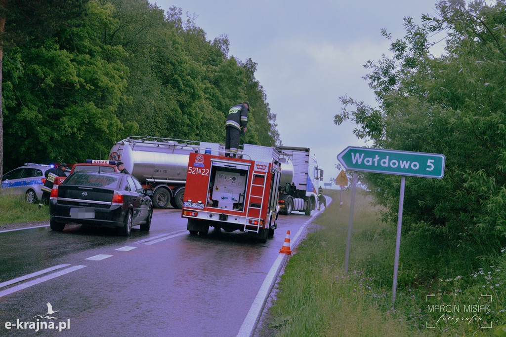 Zderzenie osobówki z TIR-em w Olszewce