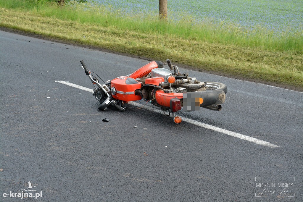 Kolizja motoru z samochodem osobowym w Zabartowie