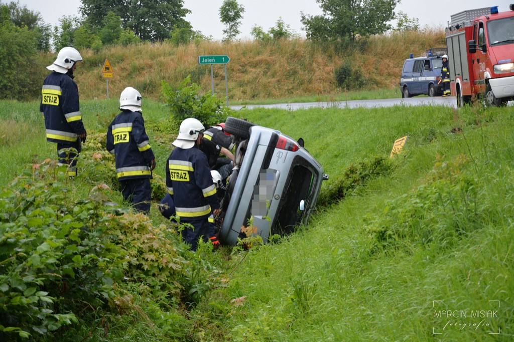 Opel wypadł z drogi na trasie Więcbork - Złotów