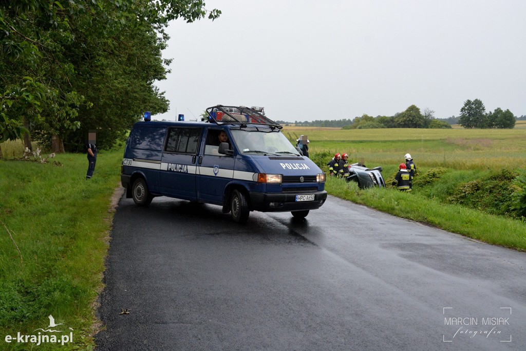 Opel wypadł z drogi na trasie Więcbork - Złotów