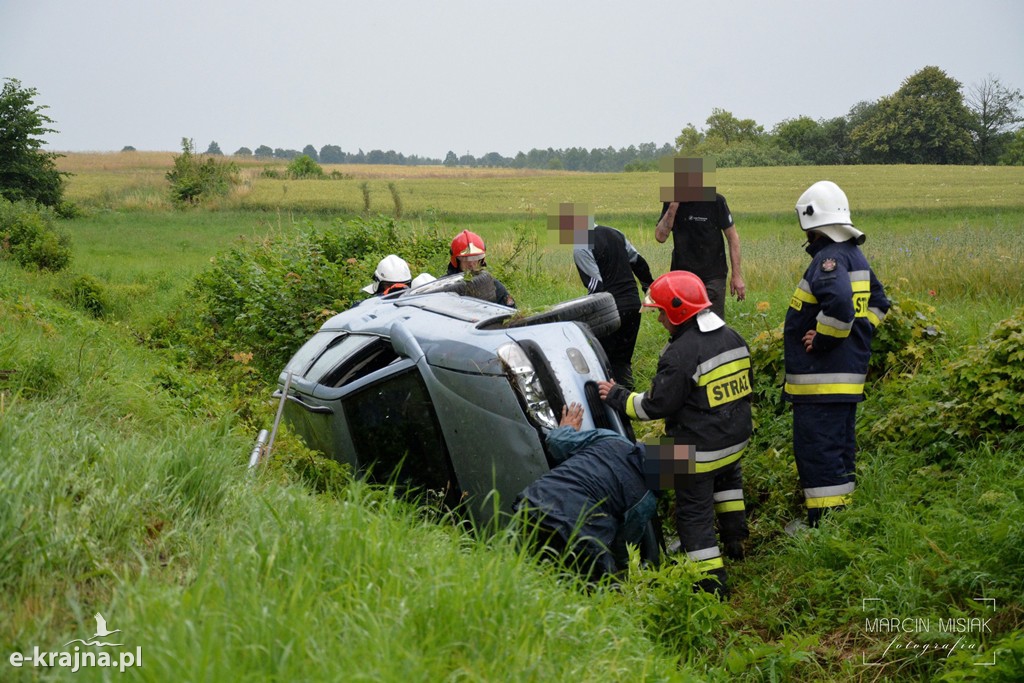 Opel wypadł z drogi na trasie Więcbork - Złotów