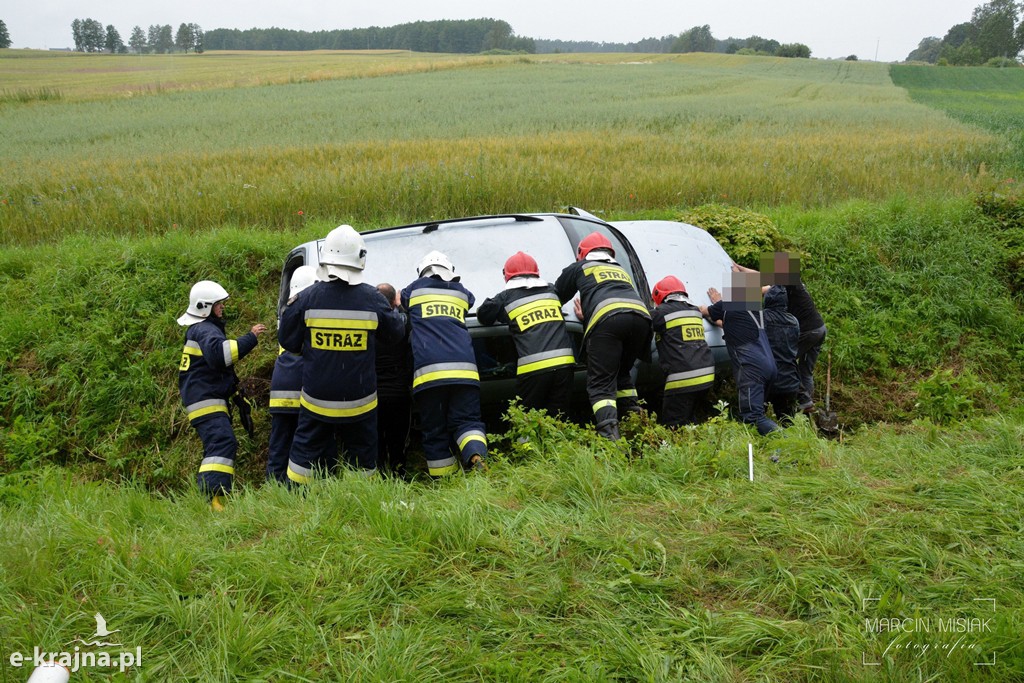 Opel wypadł z drogi na trasie Więcbork - Złotów
