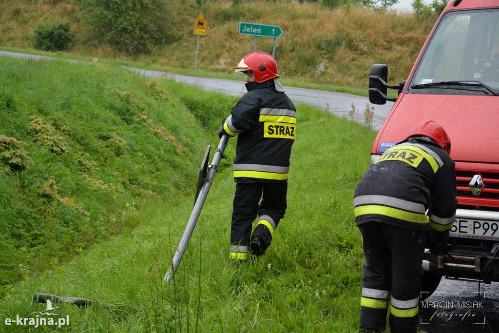 Opel wypadł z drogi na trasie Więcbork - Złotów