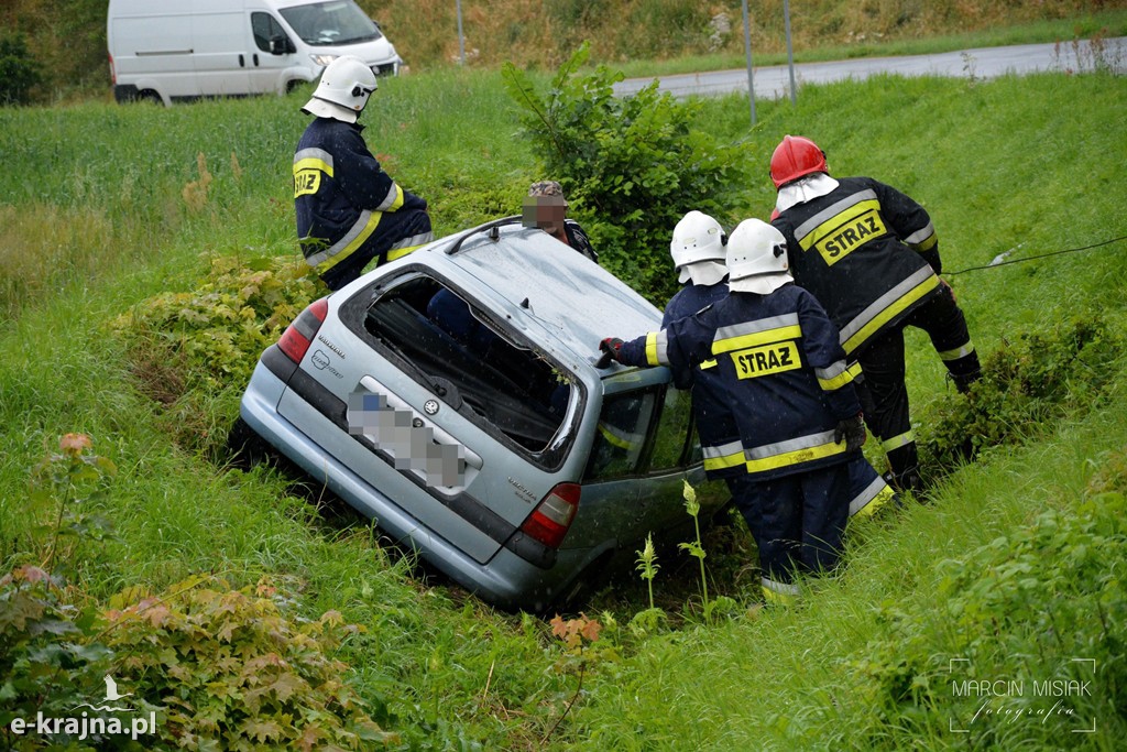 Opel wypadł z drogi na trasie Więcbork - Złotów