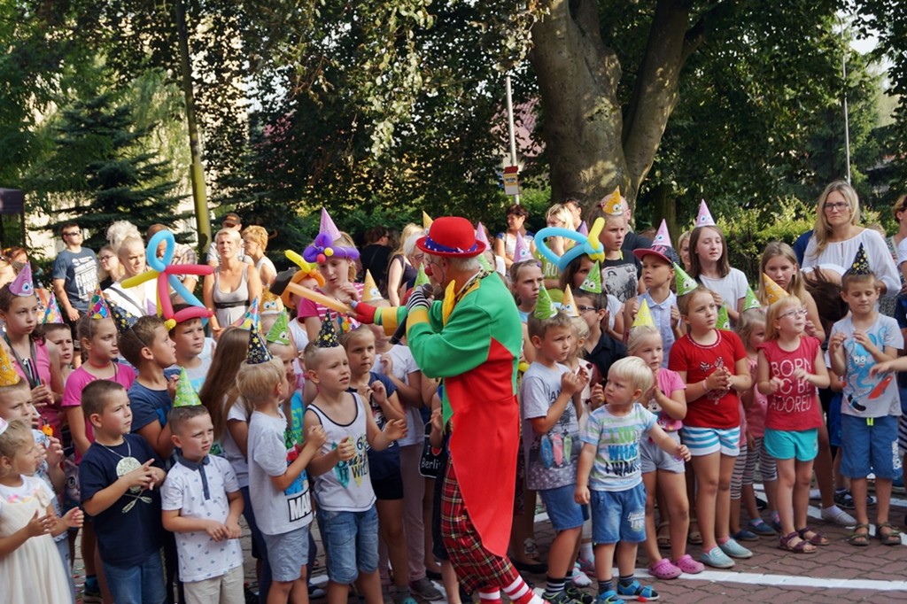 Tłumy dzieci i dorosłych żegnały wakacje