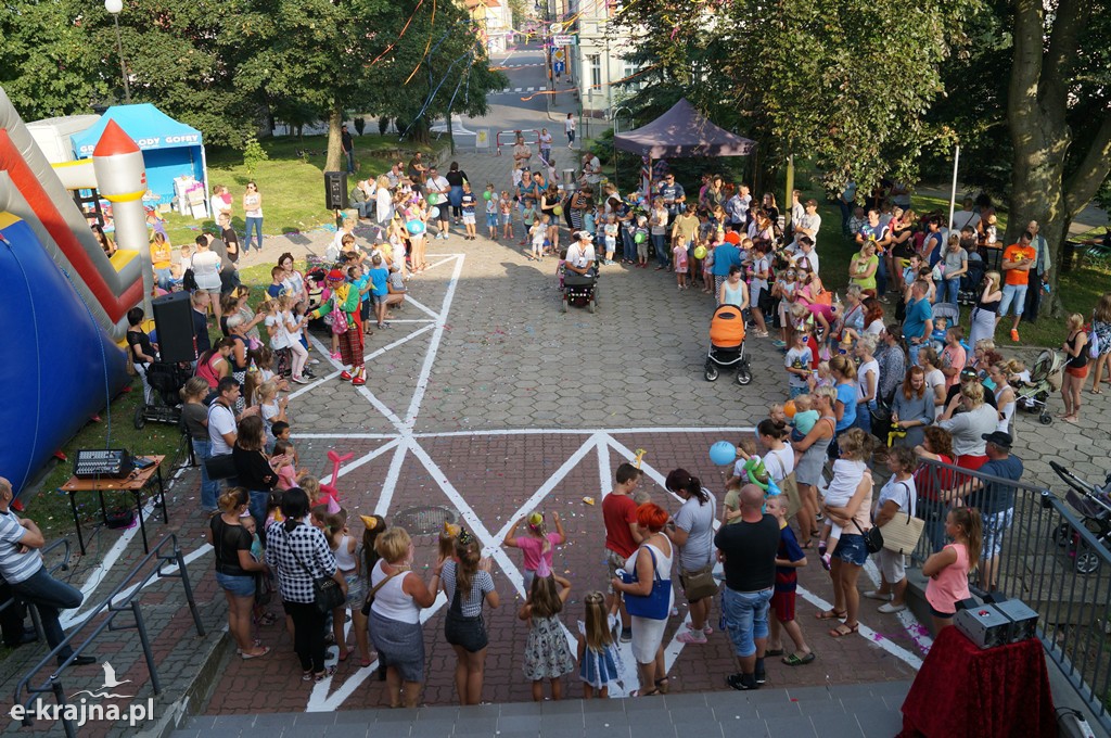 Tłumy dzieci i dorosłych żegnały wakacje