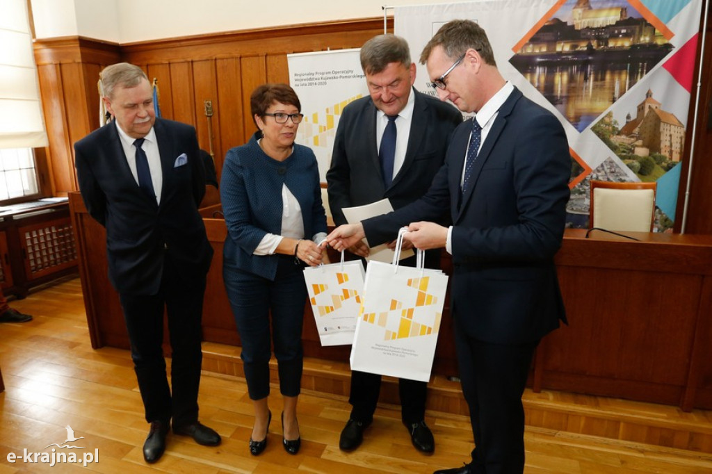 Podpisali umowy RPO