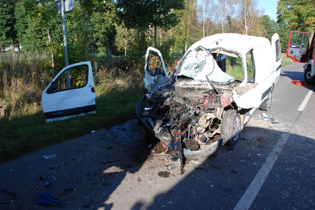 Zderzenie Citroena z samochodem ciężarowym