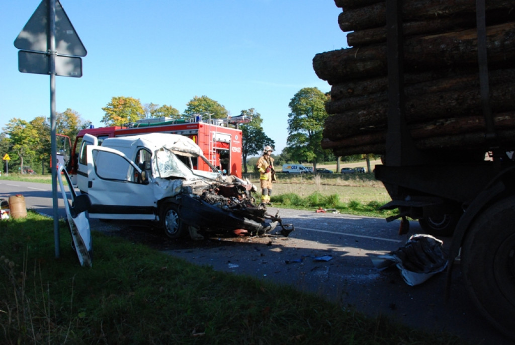Zderzenie Citroena z samochodem ciężarowym