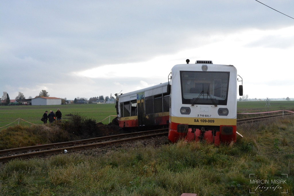 Zderzenie śmieciarki z szynobusem - FOTO