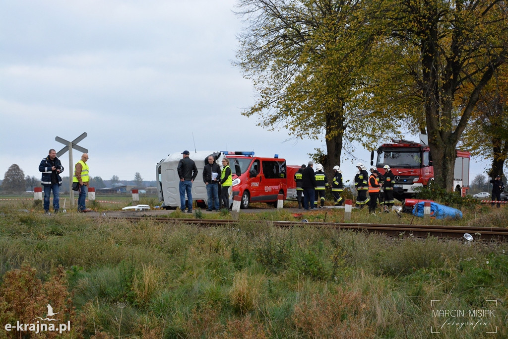 Zderzenie śmieciarki z szynobusem - FOTO