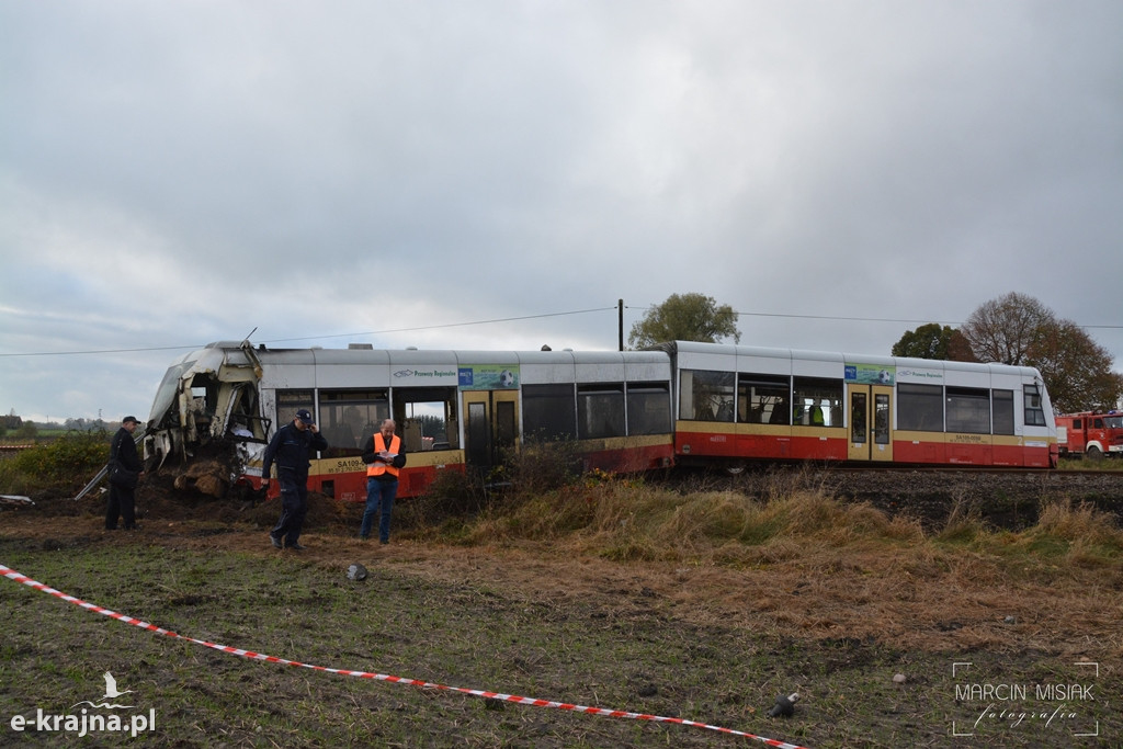 Zderzenie śmieciarki z szynobusem - FOTO