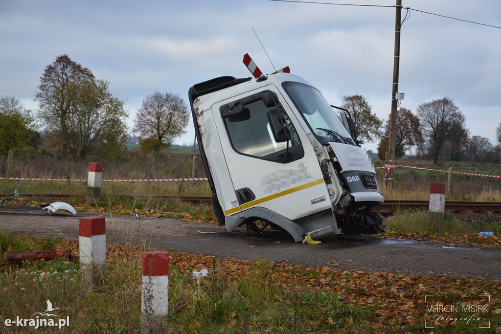 Zderzenie śmieciarki z szynobusem - FOTO