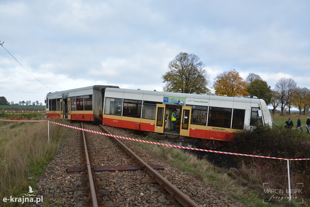 Zderzenie śmieciarki z szynobusem - FOTO