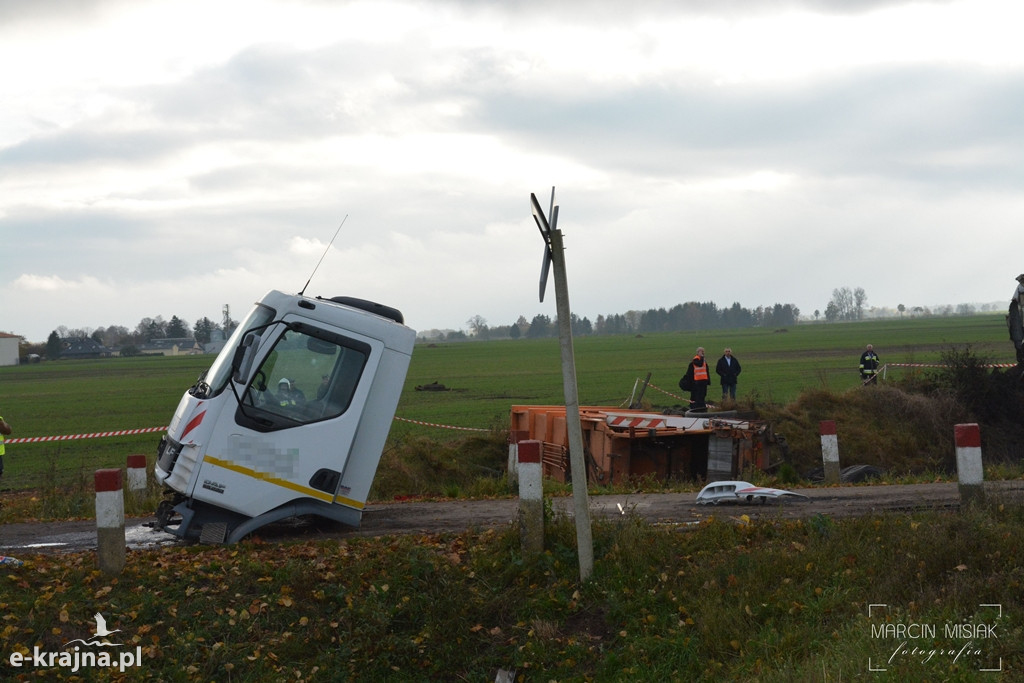 Zderzenie śmieciarki z szynobusem - FOTO