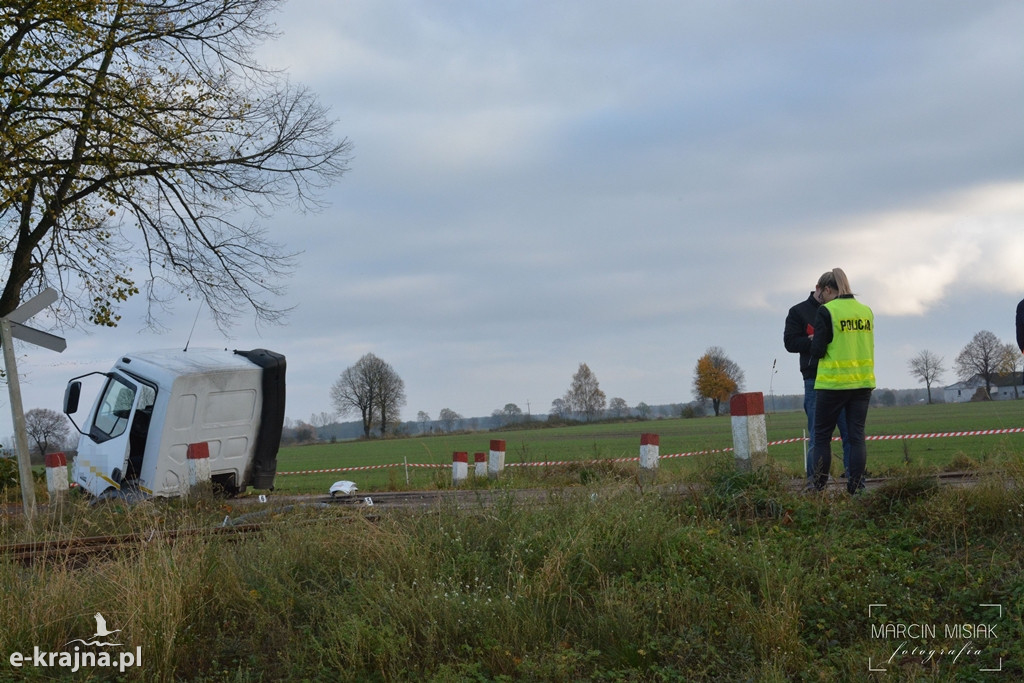 Zderzenie śmieciarki z szynobusem - FOTO