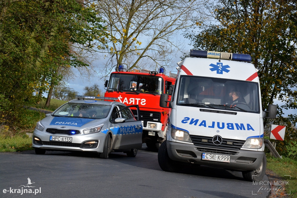 Powiat sępoleński: Drzewo spadło na samochód