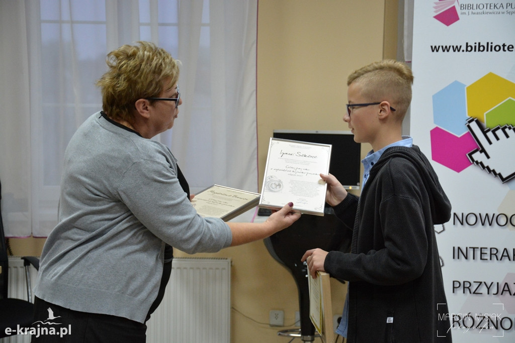 Drzewa w sępoleńskiej bibliotece