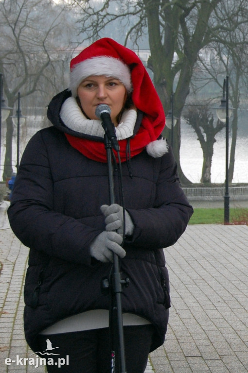 Kolędowanie przy więcborskiej żywej szopce