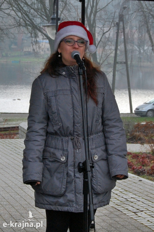 Kolędowanie przy więcborskiej żywej szopce